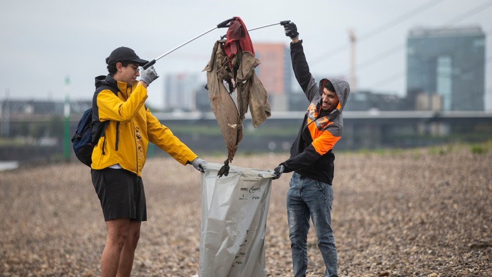 Helfer trotzen dem Regen beim „Rhine Clean Up“