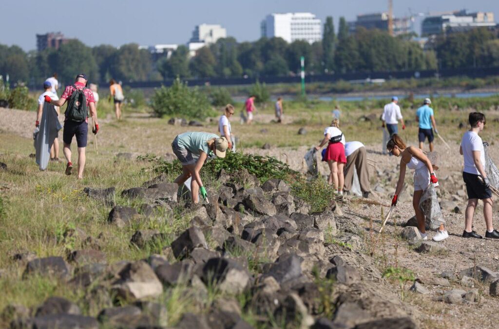 MEHR ALS 6000 MENSCHEN PACKEN BEIM RHINECLEANUP IN DÜSSELDORF MIT AN