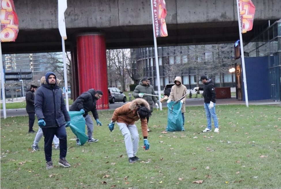 Neujahrsputz In Düsseldorf: Junge Muslime räumen auf