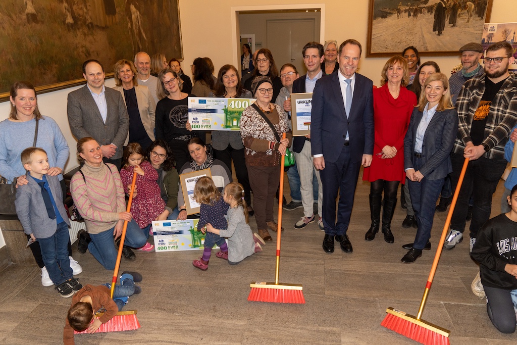 Goldener Besen für vorbildliches Engagement im Kampf gegen Verschmutzung