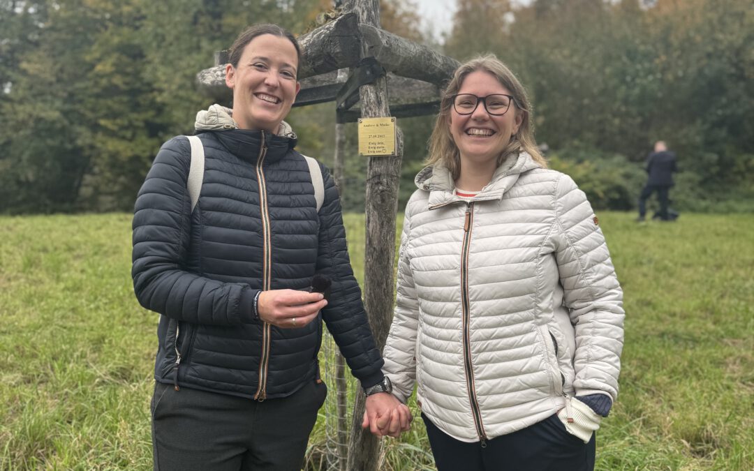 ein junges Paar steht vor einem Hochzeitsbaum auf einer Streuobstwiese in Düsselodrf-Kaiserswerth