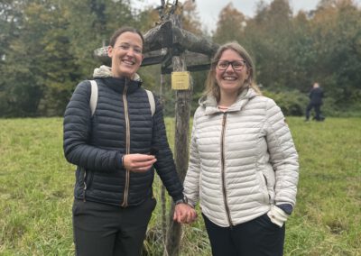 ein junges Paar steht vor einem Hochzeitsbaum auf einer Streuobstwiese in Düsselodrf-Kaiserswerth