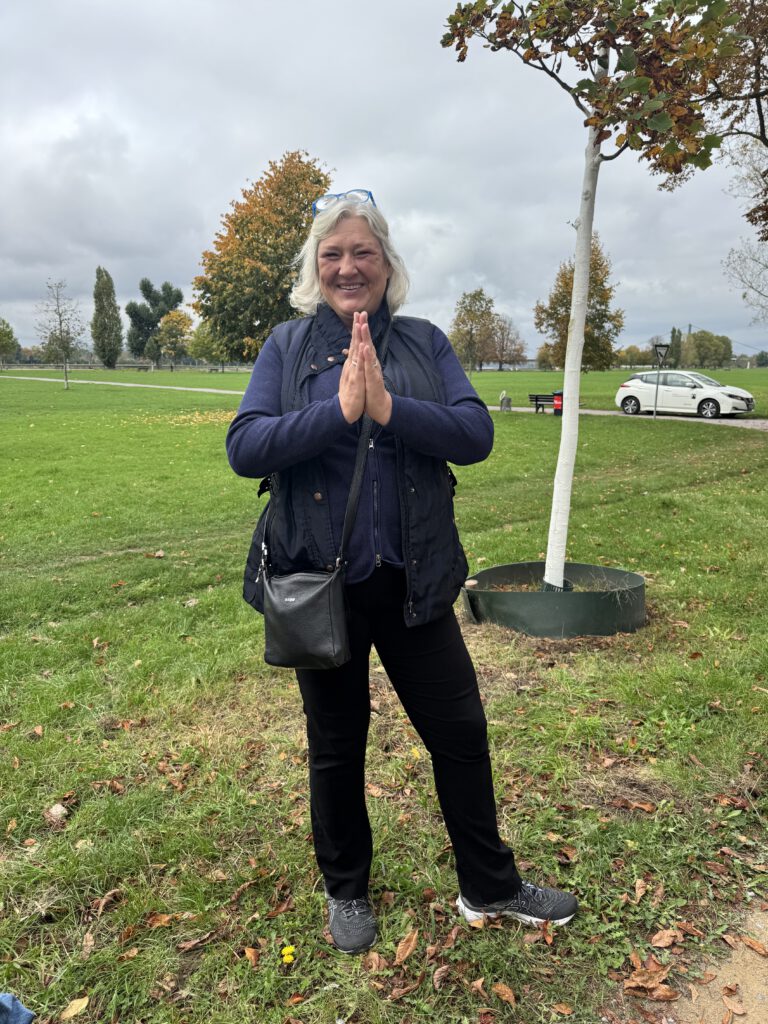 Susanne Hummen, stellvertretende Vorsitzende von pro Düsseldorf e.V. freut sich über den Projektstart der Nachpflanzung des Blauen Bandes im Rheinpark Düsseldorf