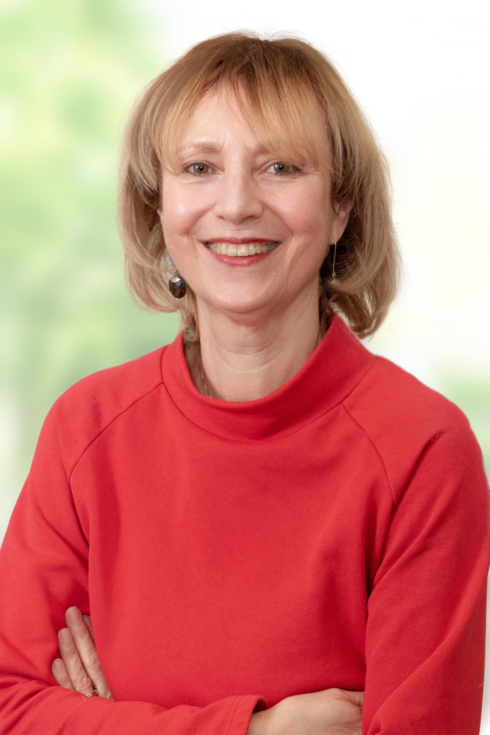 Porträtfoto von Renate Böhm, Vorsitzende des Pro Düsseldorf e.V., in einem roten Pullover