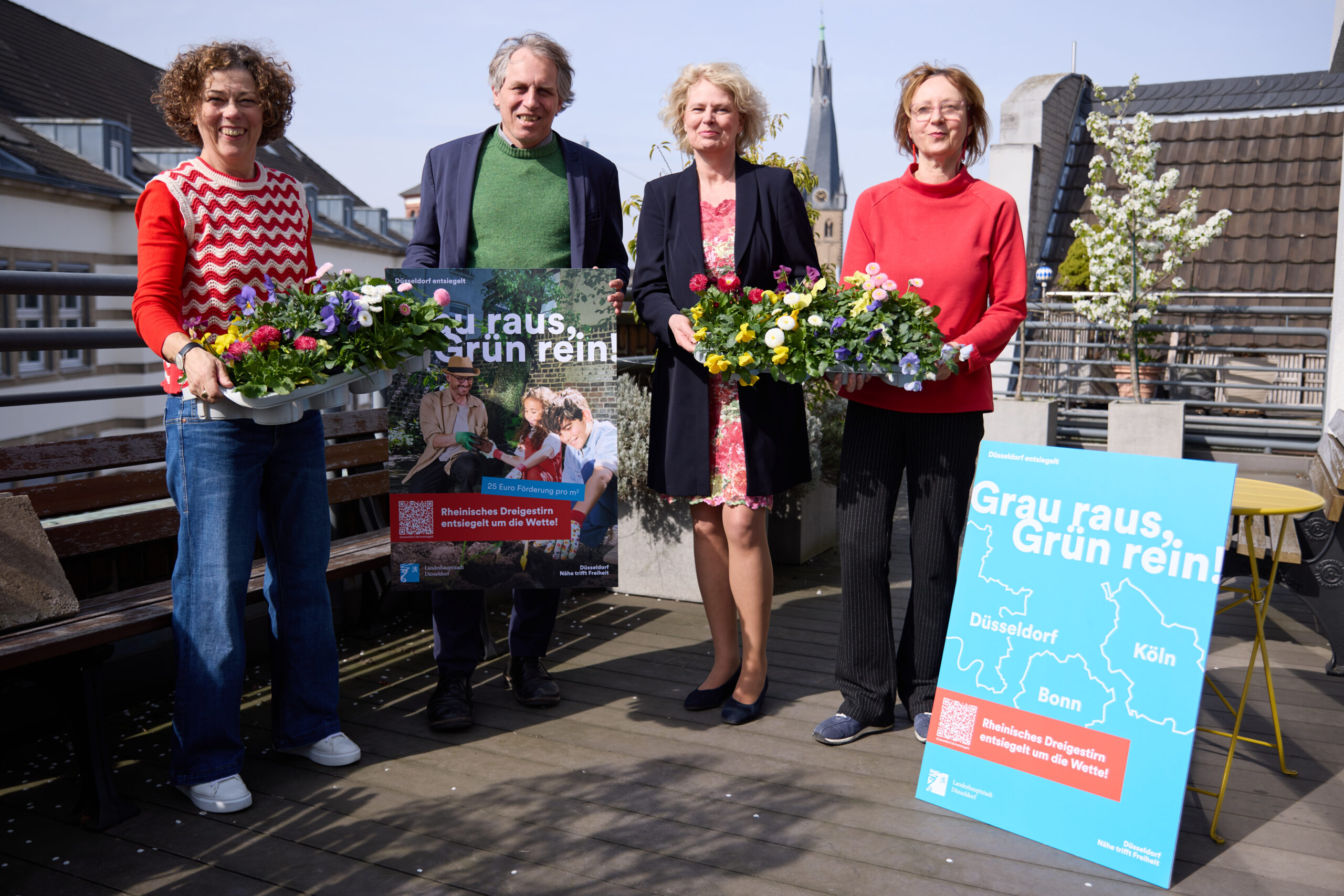 Umweltdezernent Jochen Kral hat gemeinsam mit der Gartenexpertin Melanie Unterberg (l.), WDR-Lokalzeit, Nachhaltigkeitsmanagerin Marita Krüssel, Investor Relations und Nachhaltigkeit bei der Provinzial, und Renate Böhm (r.), Vorsitzende Verein pro Düsseldorf, die Entsieglungsaktion vorgestellt.